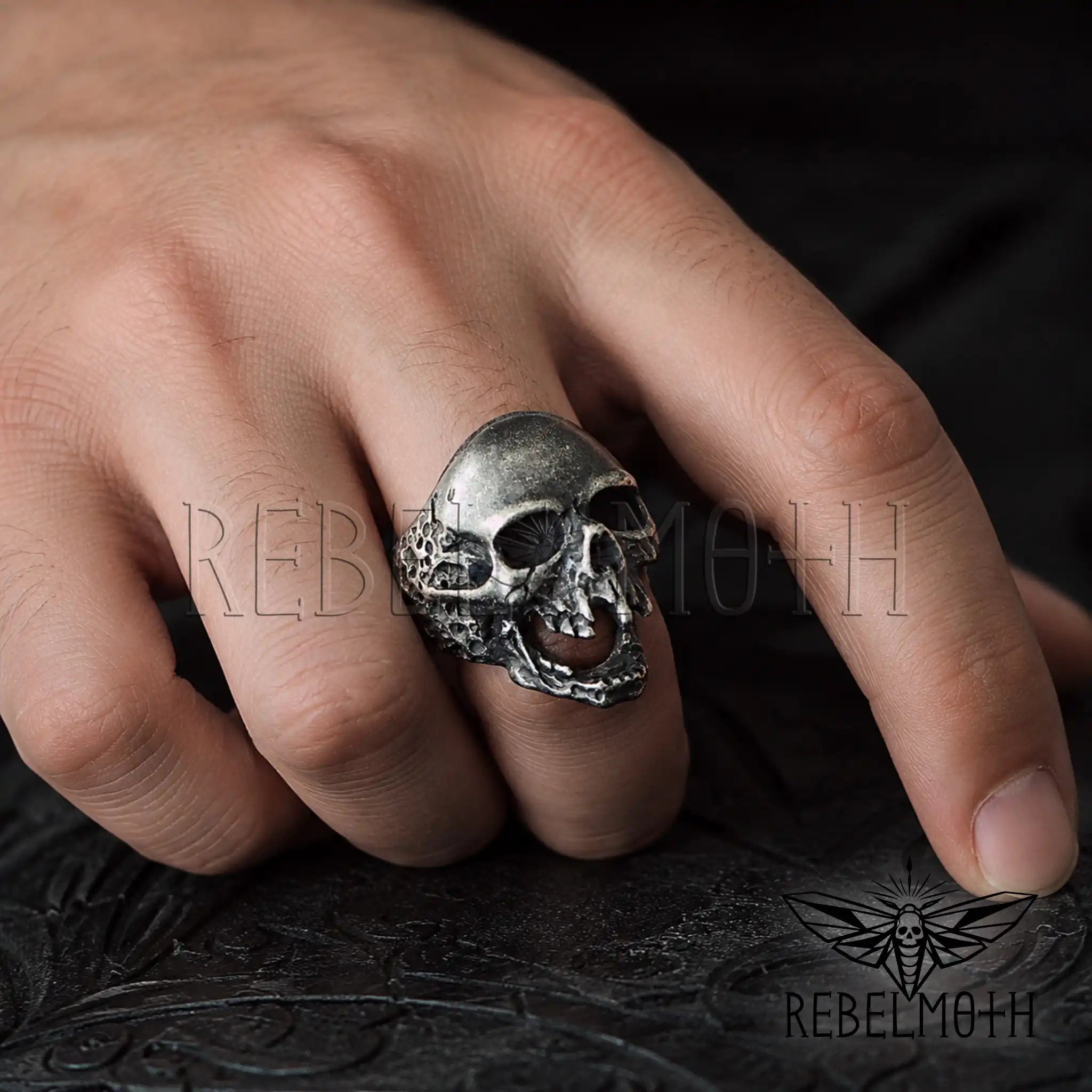 Men’s gothic skull ring in solid stainless steel