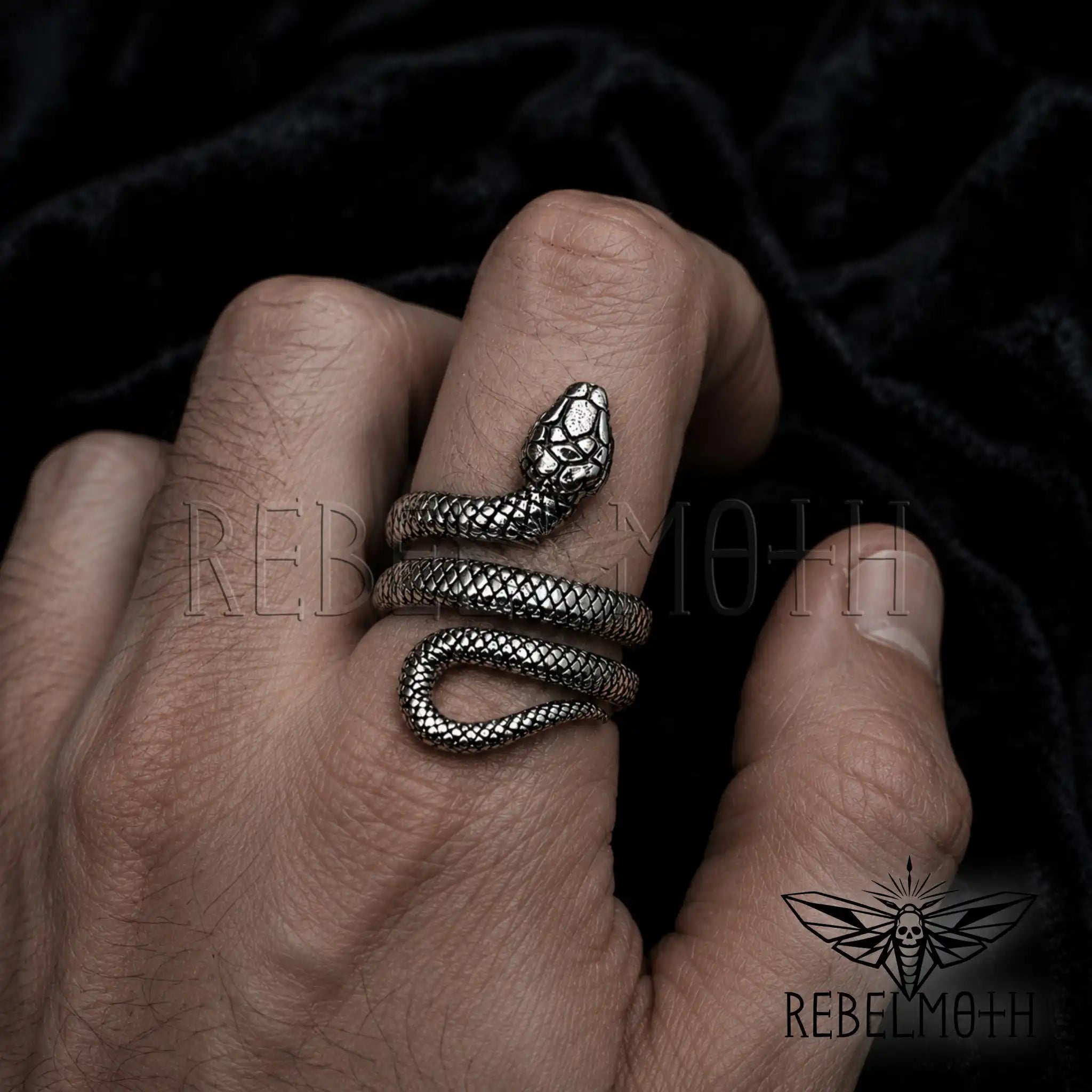 Men’s and women’s gothic snake ring in silver tone stainless steel